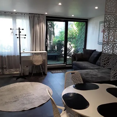 Apartamento Modernes In Ruhiger Zentrumsnaher Lage -free Parking *